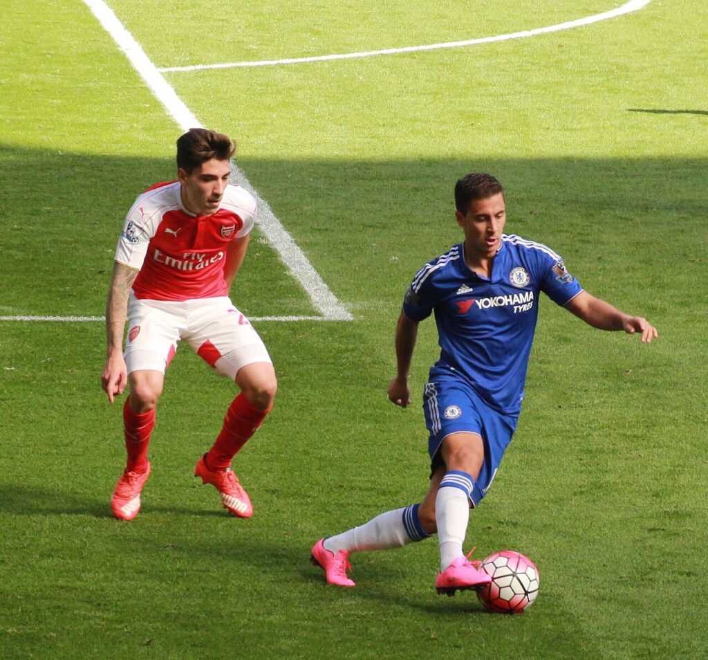 2015年のチェルシーのユニフォームを着用するアザール。adidas期・胸はYokohama