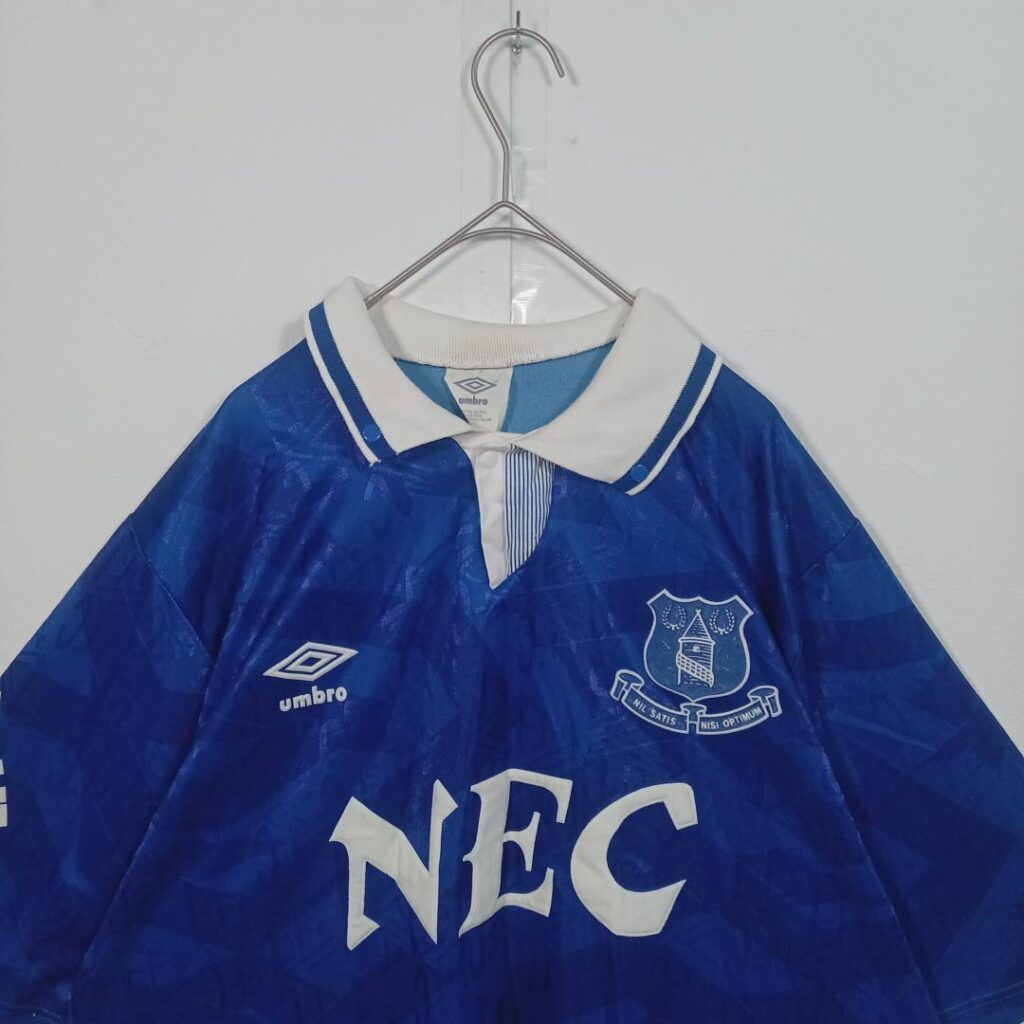 エバートンFC 1992 ホームシャツ。青地に白襟、UMBRO製、胸にNEC