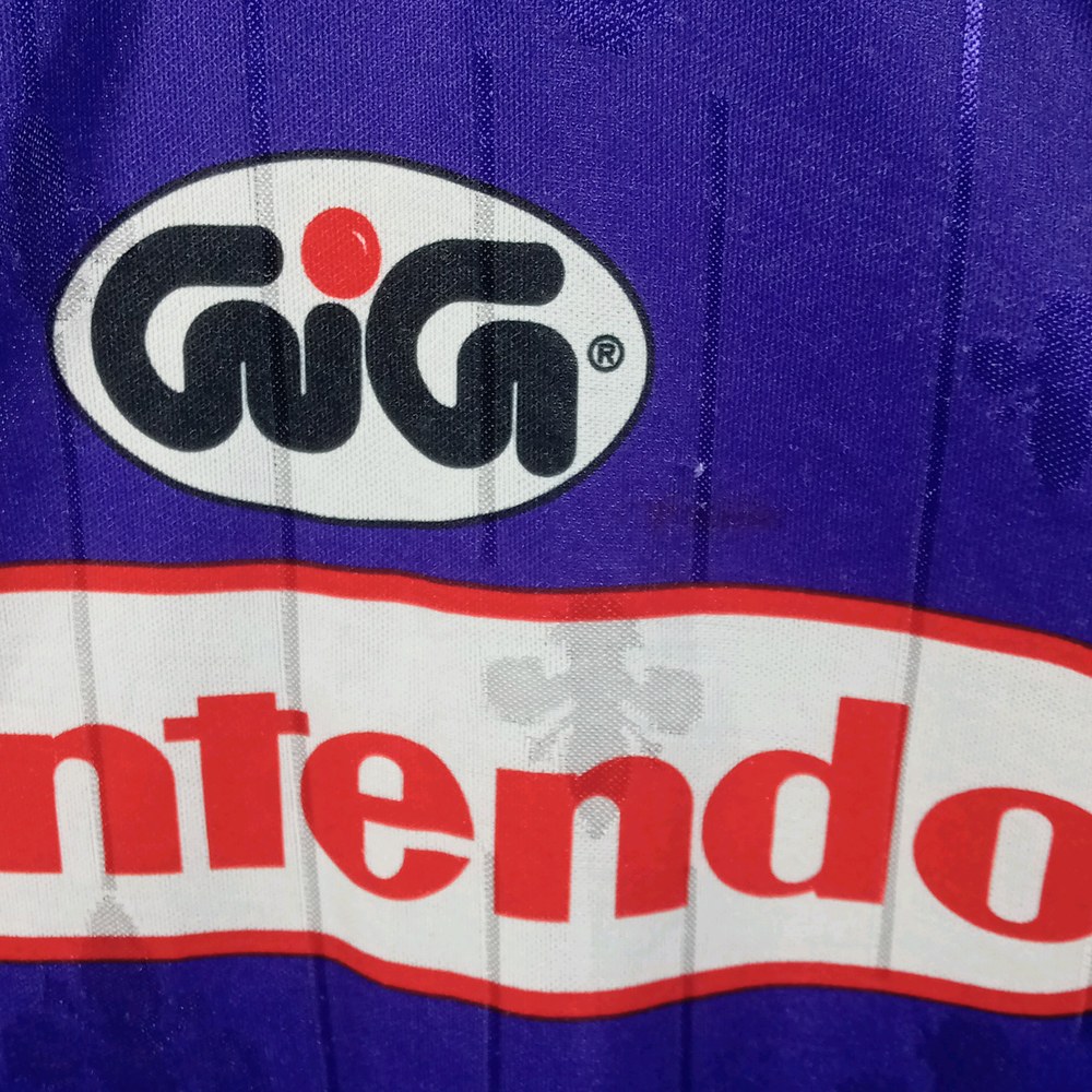 フィオレンティーナのシャツ。胸にGiGとNintendoのロゴ