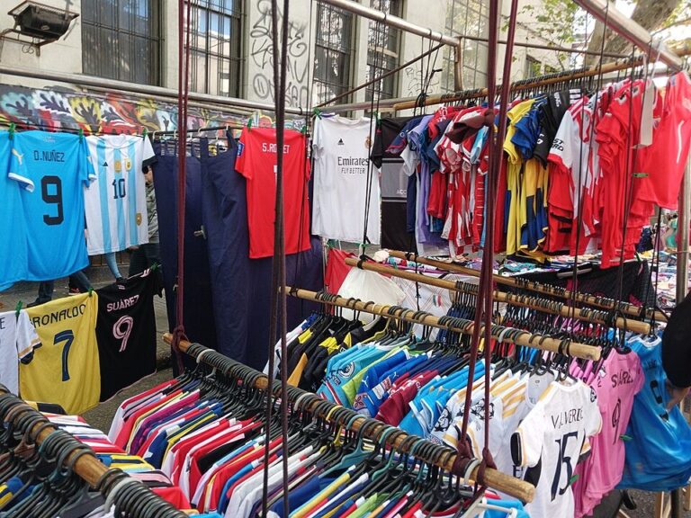 露店にサッカーユニフォームが多数吊るされている様子