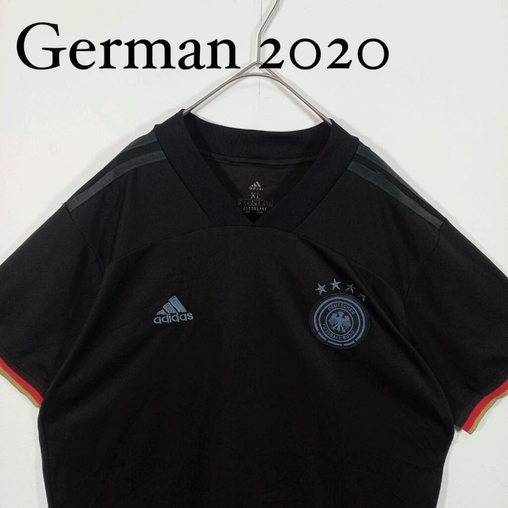 ドイツ代表 2020 アウェイの黒いシャツの正面。胸にadidasのロゴと、4つの星の付いたエンブレム