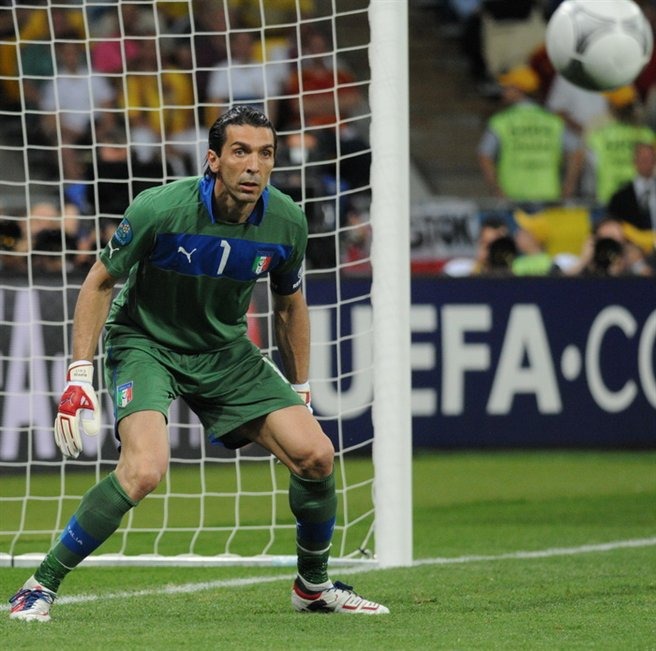 EURO2012決勝でゴールを守るブッフォン。イタリア代表の緑のGKユニフォーム