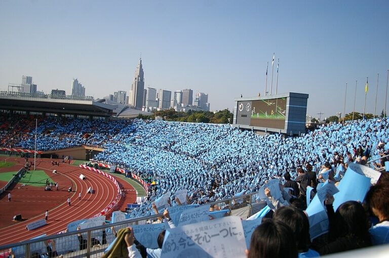 Jリーグの試合でスタンドを埋めるサポーター