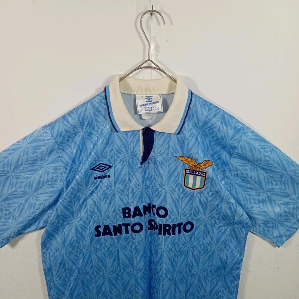 S.S.ラツィオ 1991-92 ホームシャツ。水色地に白襟、胸にBANCO SANTO SPIRITO