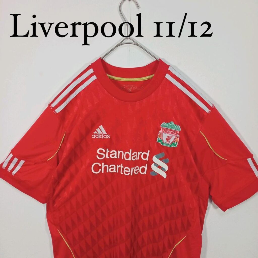 リバプール 2011-12 の赤いホームシャツ。adidas製、胸にStandard Chartered