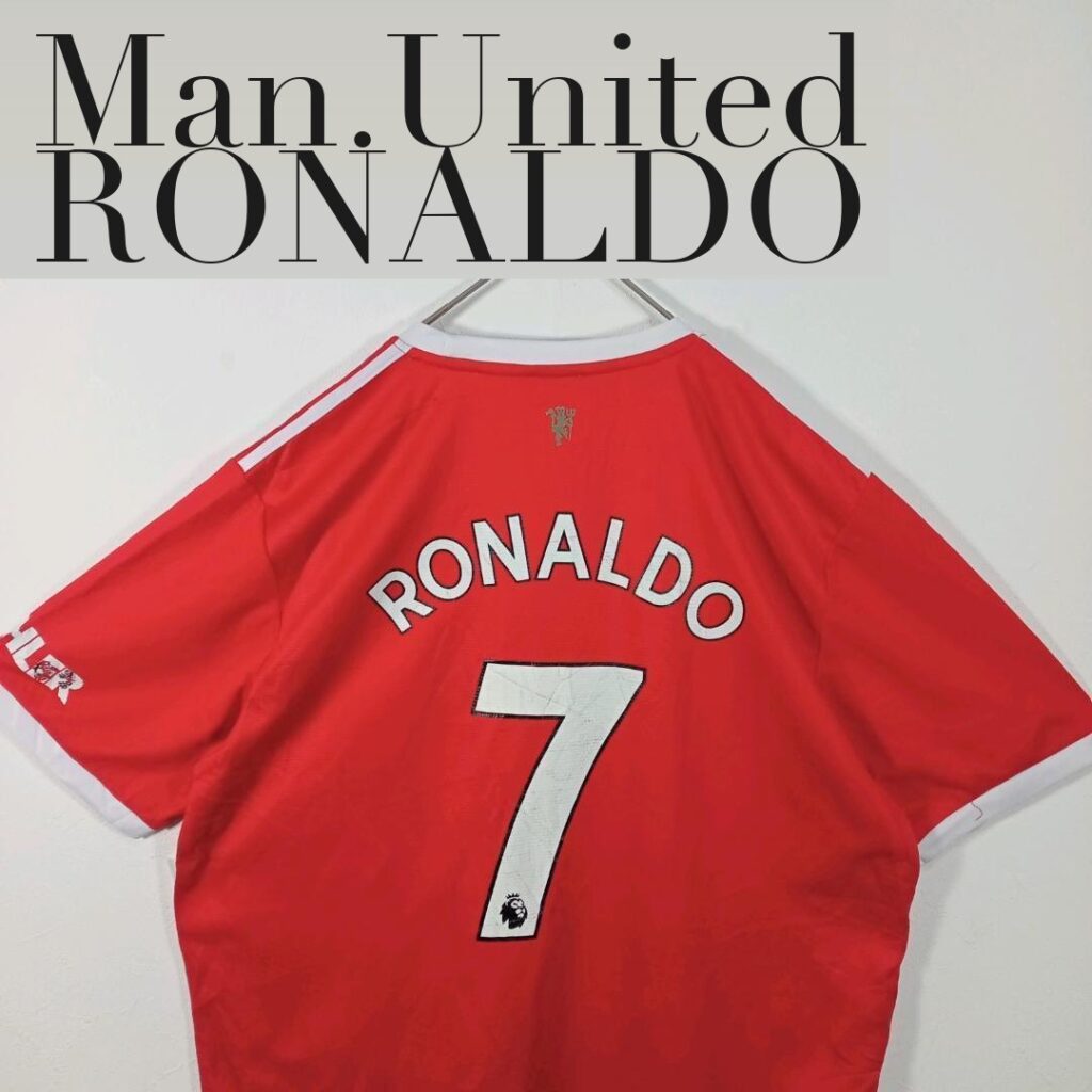 マンチェスター・ユナイテッドの赤いホームシャツ。背面にRONALDO #7のネーム＆ナンバー