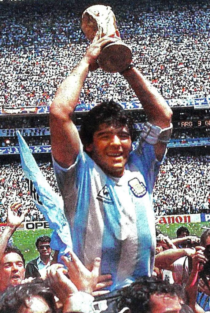 1986年ワールドカップでトロフィーを掲げるマラドーナ。アルゼンチン代表のユニフォーム
