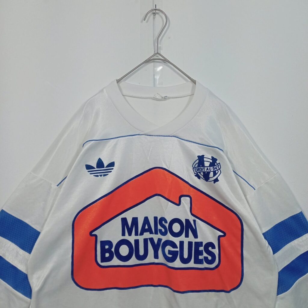 オリンピック・マルセイユ 1986-88 ホームの白いシャツ。adidas製