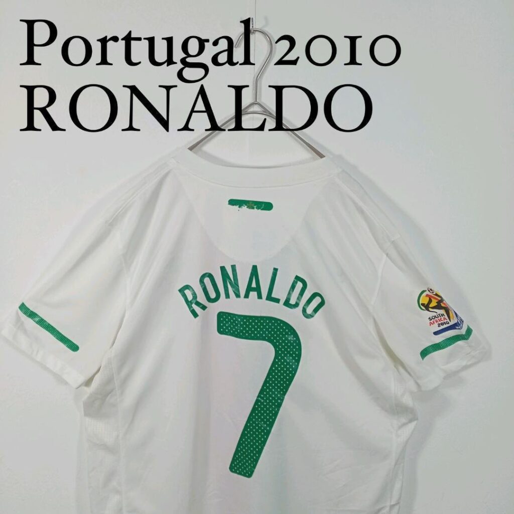 ポルトガル代表 2010 アウェイの白いシャツ。背面にRONALDO #7のネーム入り