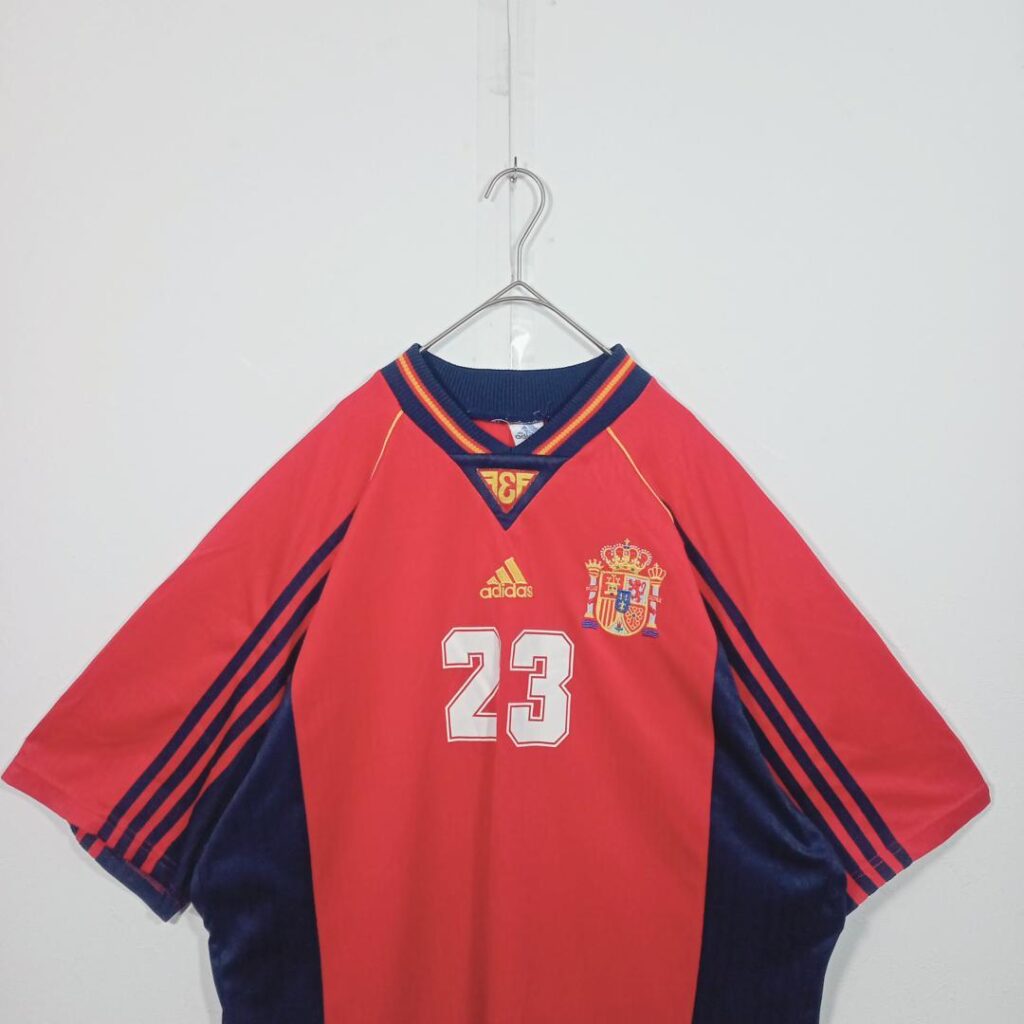 スペイン代表 1998 ホームの赤いシャツ。adidas製