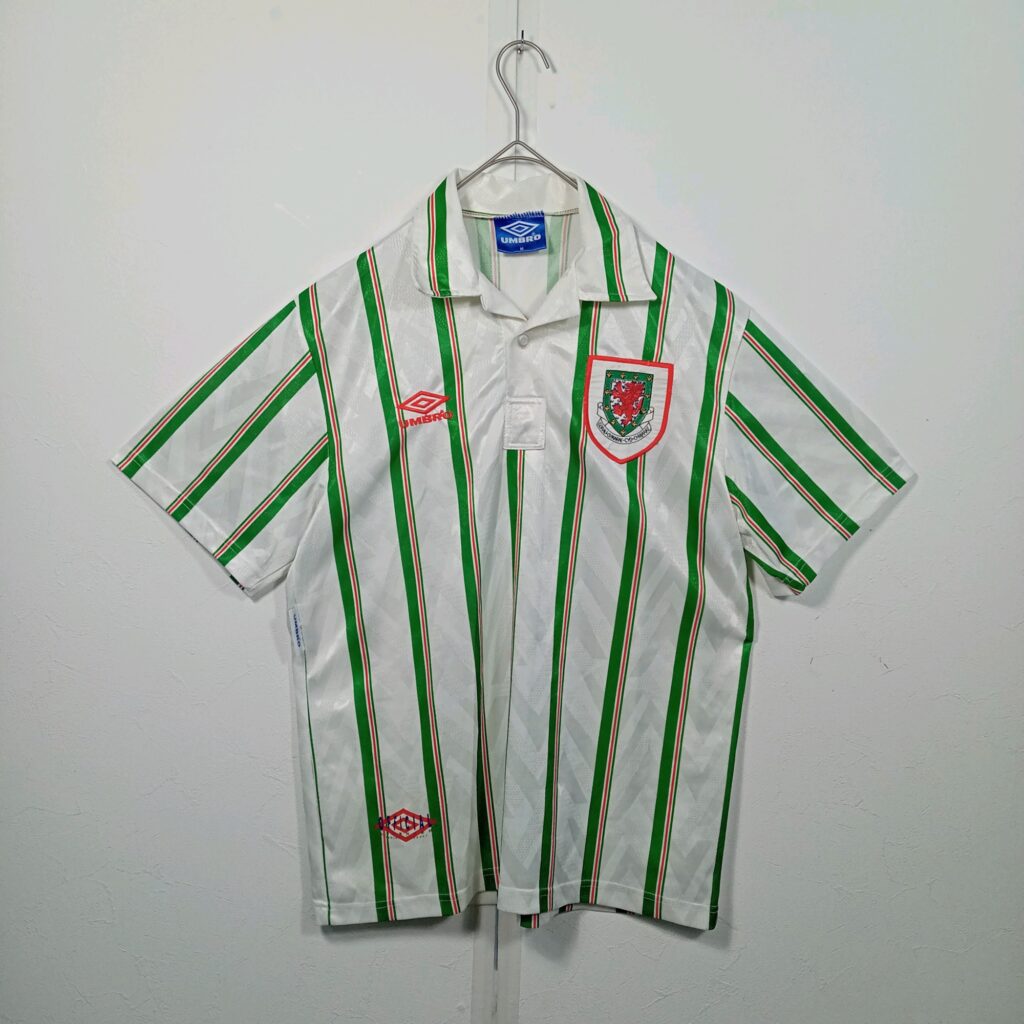 ウェールズ代表 1993-95 アウェイの白いシャツ。UMBRO製