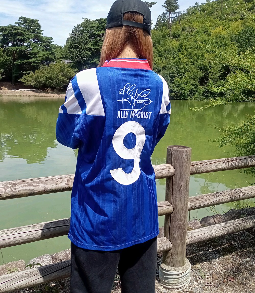 グラスゴー・レンジャーズのユニフォームを私服に合わせたブロークコアの着こなし。背番号9とALLY McCOIST