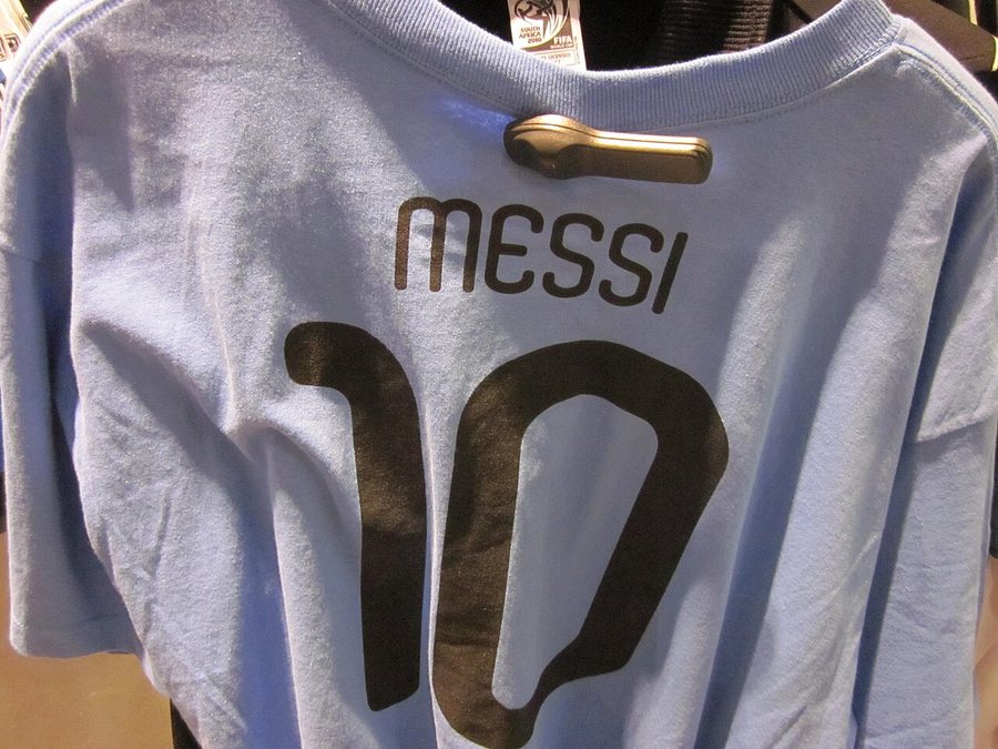 アルゼンチン代表シャツ背面のMESSIネームと背番号10のマーキング