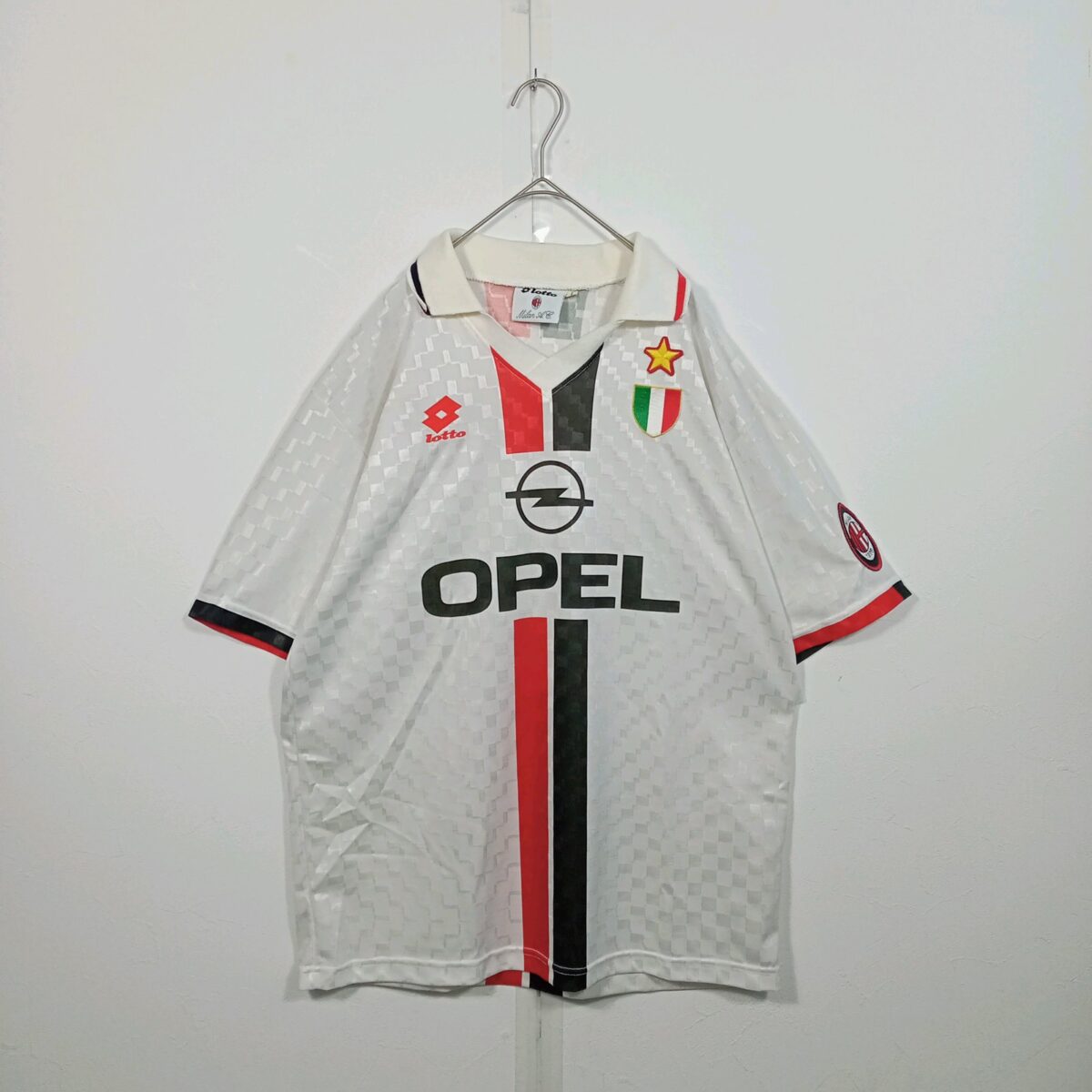 ACミラン1996-97アウェイユニフォーム。白地に市松の織り柄、胸にOPEL、lotto製