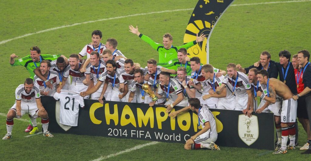 2014年ワールドカップ優勝を祝うドイツ代表。白のホームシャツ