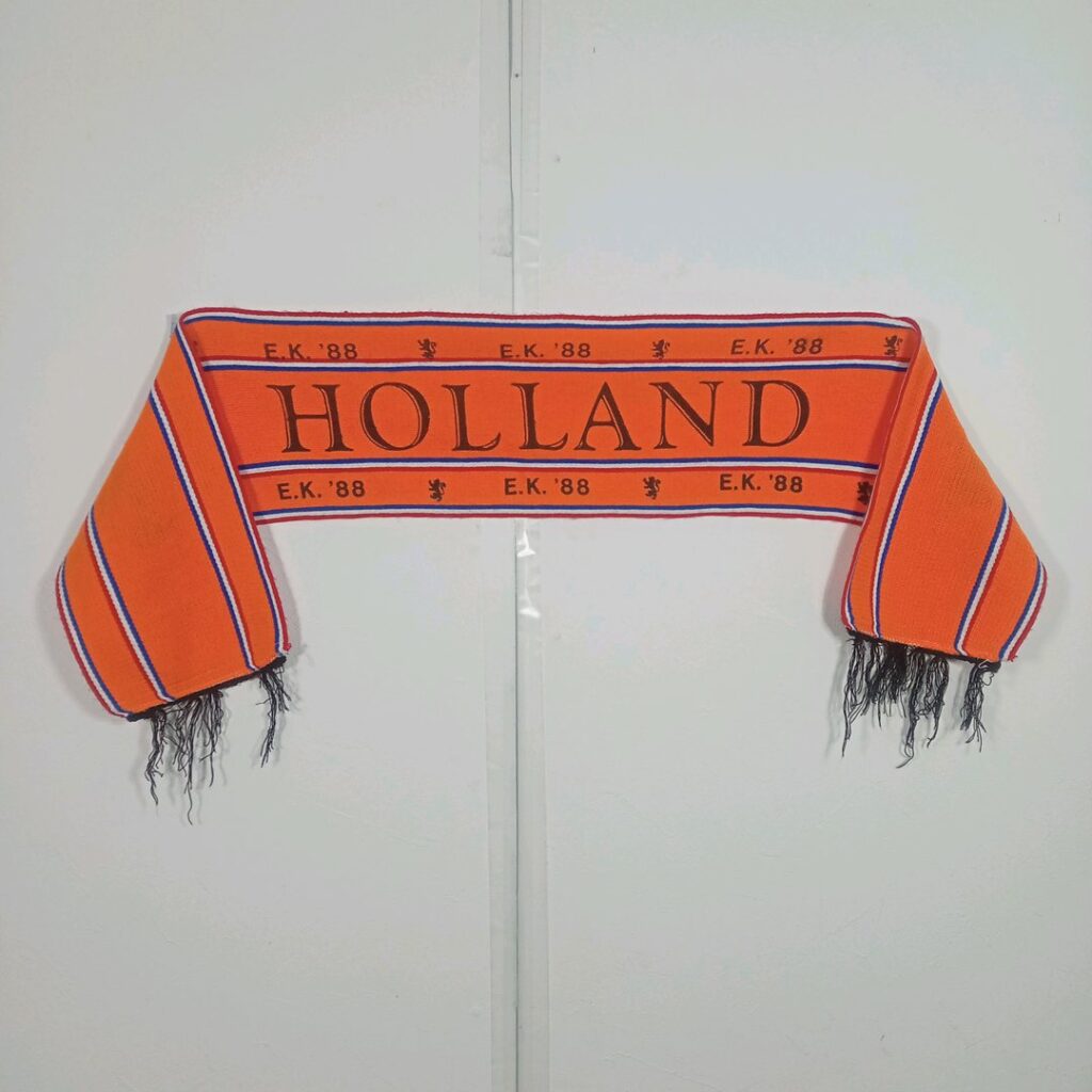 オランダ代表 1988 EURO88 応援マフラー。オレンジ地にHOLLANDとE.K. '88の織り込み