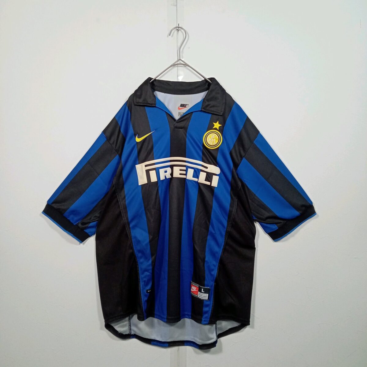 インテル1998-99ホームユニフォーム。青と黒の縦縞、胸にPIRELLI、NIKE製
