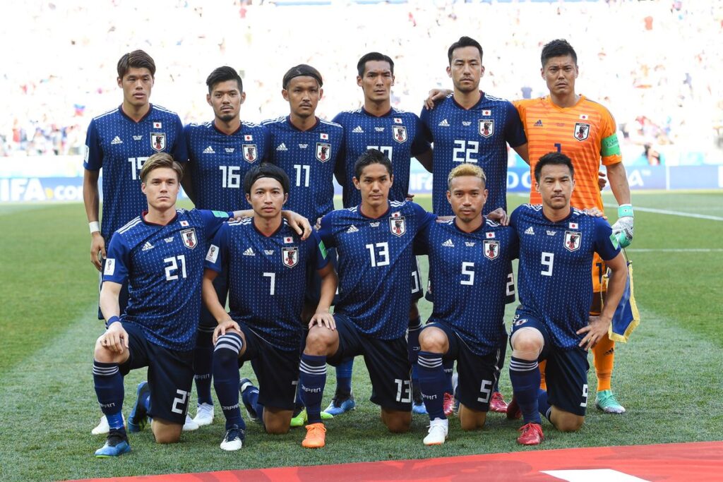 2018年ロシアW杯の日本代表。藍色に刺し子柄のアディダス製ホームシャツを着た11人の集合写真