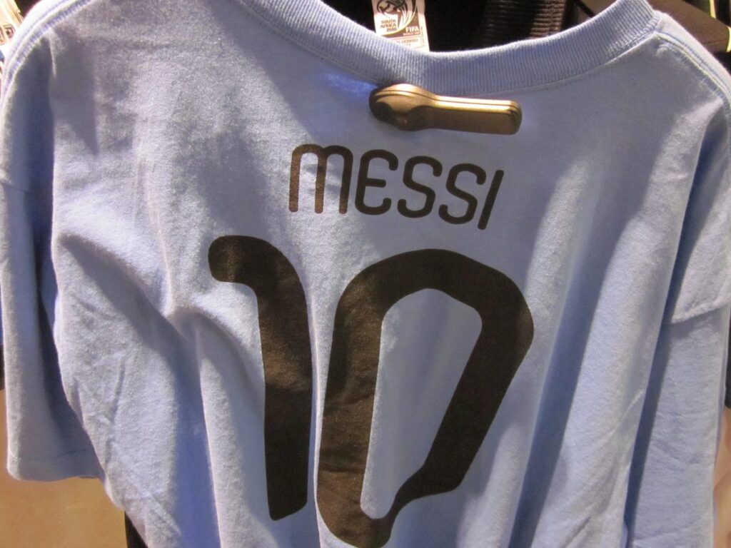 サッカーシャツ背面のMESSI 10のプリントと、襟に付いたFIFA公式ライセンスの下げ札