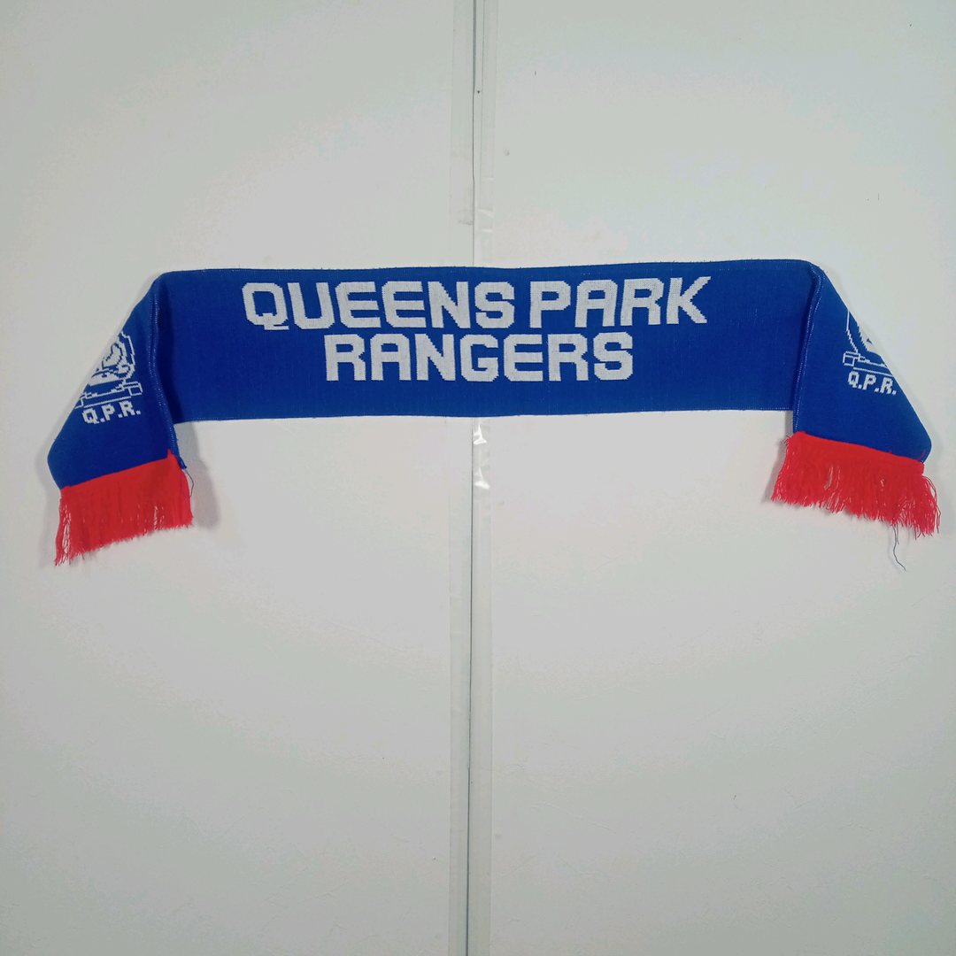 クイーンズ・パーク・レンジャーズ 90年代 応援マフラー 全体。ブルー地に白でQUEENS PARK RANGERS