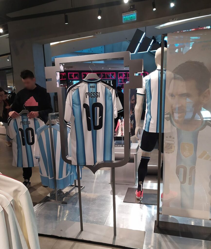 店頭のラックに並ぶアルゼンチン代表のレプリカシャツ。背番号10とMESSIのネーム
