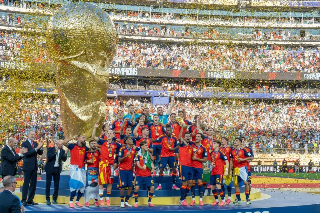 2026年ワールドカップ決勝後、トロフィーを掲げて祝うスペイン代表の選手たち