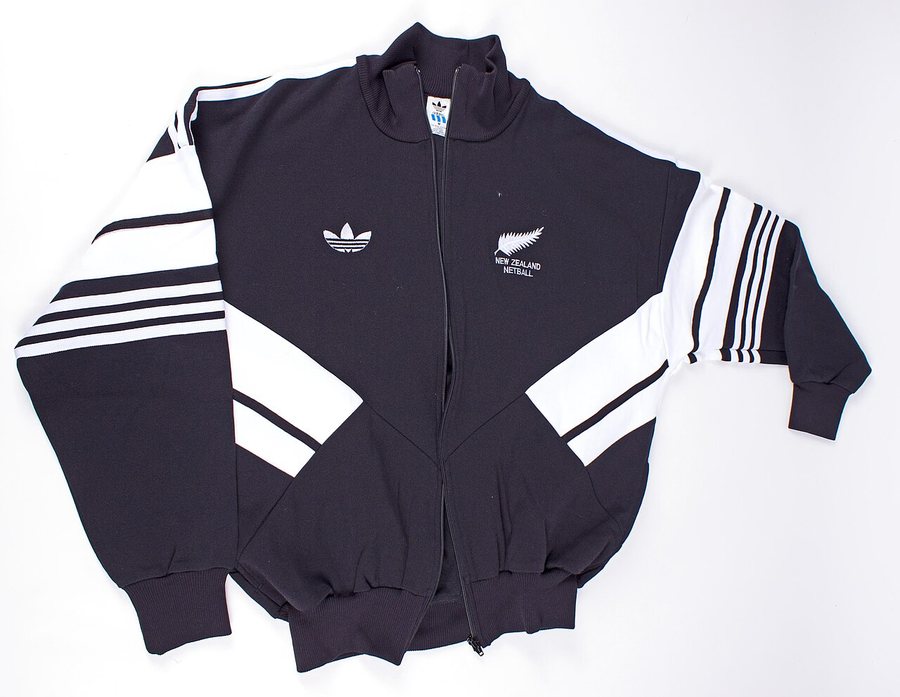 1989年のadidas製トラックジャケット(黒)。胸にトレフォイル、袖に白のライン、脇に白の切り替え