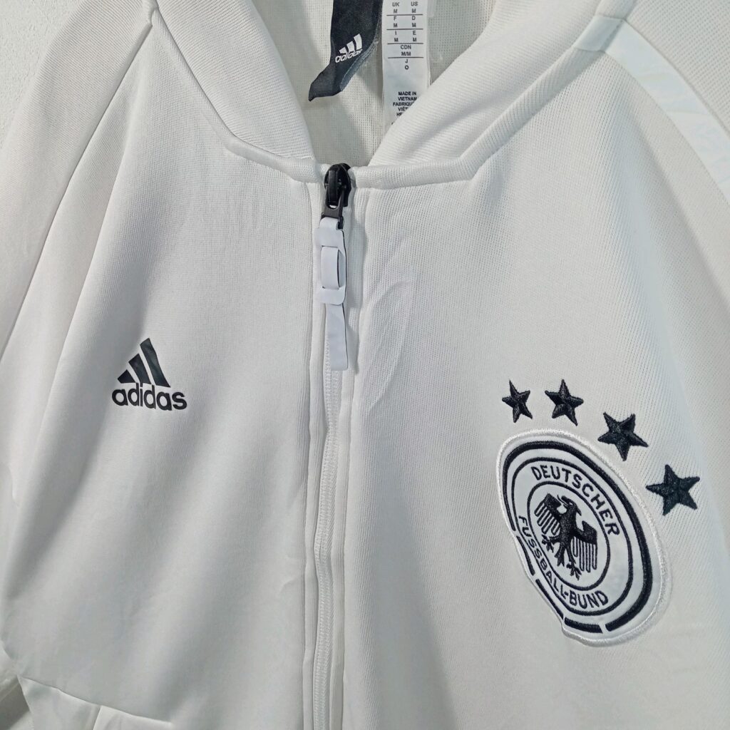ドイツ代表のトラックジャケットの胸元。3本バーとadidasの文字のロゴ、DFBのエンブレムと4つの星